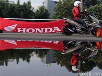 Ngacir dengan Honda PCX Buatan Sunter