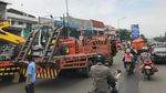 Foto: Ekskavator Bersihkan Sampah dari Sungai Ciliwung