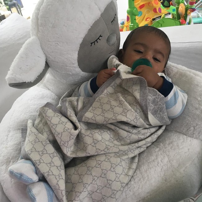 Di akun Instagram pribadi Asahd atau orangtuanya, bayi tersebut sering terlihat suka pakai baju-baju keluaran brand ternama, seperti Gucci hingga Hermes. Dalam postingan ini, Ashad tampak tidur dengan tenang berbalut selimut kasmir Gucci seharga Rp 4,5 jutaan. Foto: Instagram Asahd Khaled