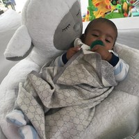 Di akun Instagram pribadi Asahd atau orangtuanya, bayi tersebut sering terlihat suka pakai baju-baju keluaran brand ternama, seperti Gucci hingga Hermes. Dalam postingan ini, Ashad tampak tidur dengan tenang berbalut selimut kasmir Gucci seharga Rp 4,5 jutaan. Foto: Instagram Asahd Khaled