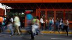 Mati Listrik di Caracas, Warga Terpaksa Jalan Kaki dan Naik Truk