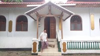 Perpaduan antara Lampung-Banten nampak pada bangunan yang sudah direnovasi pada 9 November 2004 tersebut. Dengan adanya empat tiang atau soko guru yang ada di ruang utama masjid, hal itu merupakan ciri khas bangunan kuno di Banten. Keberadaan masjid kuno merupakan bukti perpaduan budaya Lampung dan Banten. Empat tiang yang berdiri kokoh dan hiasan Siger menjadi bukti kuat pertalian budaya kedua daerah yang terpisah oleh selat Sunda tersebut.