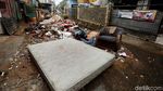 Potret Tumpukan Sampah Sisa Banjir di Cililitan