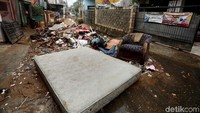 Tumpukan sampah tersebut sangat menggangu warga.