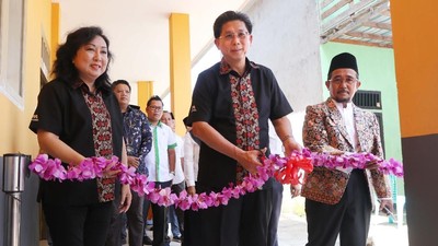 Bank Mega Resmikan SMA Maarif di Ketapang
