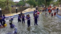 Di tempat ini terdapat sejumlah ornamen yang menjadi ciri khas Ruang Terbuka Hijau (RTH) Kota Bandung, seperti kolam cetek atau kolam dangkal dan taman bunga berwarna-warni.