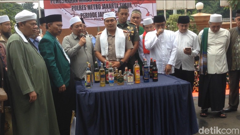 Pemusnahan 10 Ribu Botol Miras di Polres Jaktim Dihadiri Ulama Pemusnahan 10 Ribu Botol Miras di Polres Jaktim Dihadiri Ulama