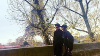 Tidak hanya di Asia, Kim dan suaminya juga pernah menghabiskan waktu berdua di Paris. Tampak dari latar Menara Eiffel di belakangnya (@kimlimhl/Instagram)