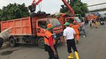 Foto: Ekskavator Bersihkan Sampah dari Sungai Ciliwung