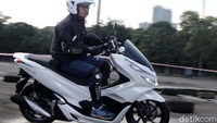 Kenyamanan berkendara yang menyenangkan dapat dirasakan konsumen Honda dari generasi terbaru All New Honda PCX melalui penyematan fitur baru yakni Anti-Lock Braking System (ABS) untuk menunjang keselamatan berkendara di tipe ABS, desain velg baru, dan ban yang lebih lebar, yaitu depan 100/80-14 dan belakang 120/70-14. Wheelbase yang lebih pendek dengan ukuran 1.313mm mempermudah pengendalian bagi pengendara.