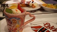 Berlibur ke Disneyland, Tokyo, Tamara dan Kenzou mampir ke restoran yang menyajikan menu bertema Alice in Wonderland. Kata Tamara nama dessertnya Queen of Hearts. Foto: Instagram @tamarablezynskiofficial