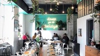 Dinding kaca dan tanaman dalam pot gantung ada di berbagai sudut memberi suasana sejuk. Meski bergaya industrial kafe yang berlokasi  di 401 W. 25th St., New York ini memberi sentuhan alami.Foto: Instagram Citizens of Chelsea
