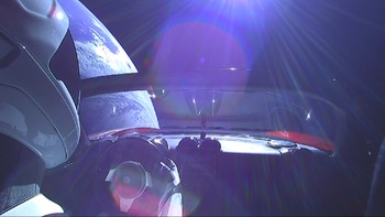 Masih ingat dengan Starman? Boneka ala astronot ini diluncurkan ke angkasa oleh roket Falcon Heavy milik SpaceX, dengan mengendarai mobil Tesla Roadster. Foto: YouTube