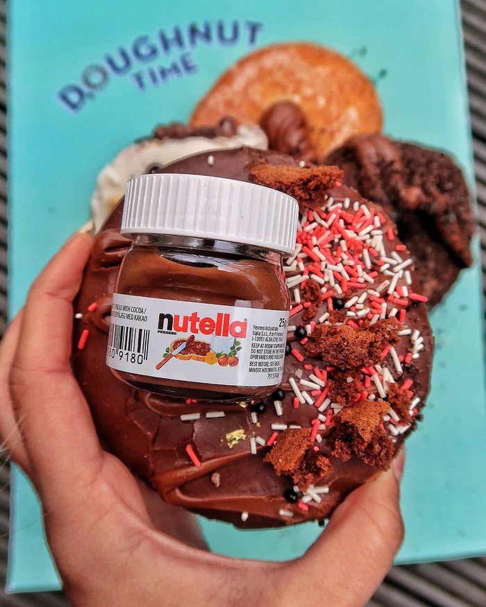 Yummy Donat Ini Diberi Topping Brownies Nutella Dan Botol Nutella Mini