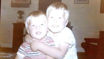 Bersama sang adik. Untuk beberapa alasan, mereka mengincarku jadi korban dan mereka melakukannya non stop, katanya tentang bully yang dialaminya. Foto: istimewa