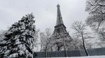Foto: Tetap Asyik Foto Prewedding Saat Paris Diselimuti Salju