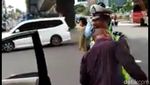 Ulah Pengendara Tak Mau Ditilang: Seruduk, Seret, hingga Gigit Polisi