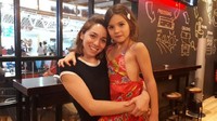 Alum akhirnya bertemu dengan ibunya Elizabeth Avalos (27) di sebuah hotel di Makassar, Sulawesi Selatan. Mereka dipertemukan setelah 8 bulan terpisah oleh Kedubes Argentina, Rabu (7/2/2018) sore. (Foto: M Bakrie/detikcom)