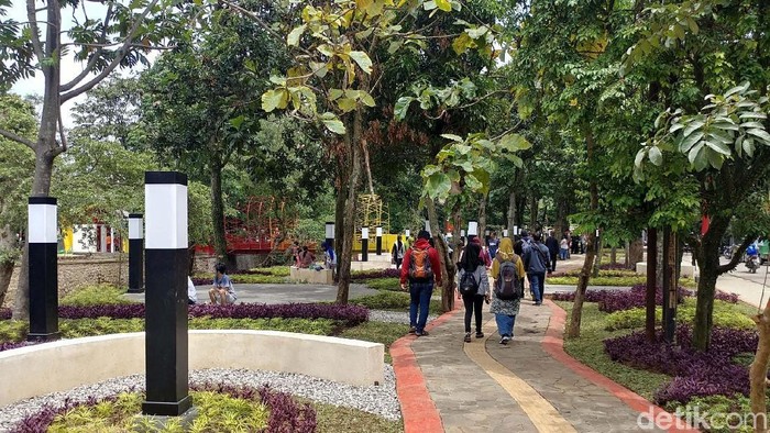 Alun-alun Regol di Jalan Pasirluyu Selatan, Kecamatan Regol, Kota Bandung, kini menjadi alternatif wisata khususnya bagi warga yang tinggal di daerah Bandung selatan.