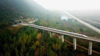 Rute Xian-Chengdu adalah jalur kereta pertama di China yang melintasi Pegunungan Qinling, yang merupakan batas perbatasan Cina utara dan Selatan. (Istimewa/news.cn).