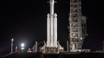 Sepeti terlihat, ada tiga buah roket pendorong di Falcon Heavy sebelum diluncurkan. Foto: Instagram