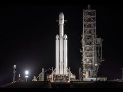 Momen Menakjubkan Mesin Falcon Heavy Balik Sendiri ke Bumi