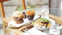 Happy lunch versi Ciki nih. Salah satunya terlihat burger mungil dengan kentang goreng. Nyamm! Foto: Instagram citraciki
