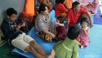 Ada juga yang hanya berbaring dan mengobrol santai.