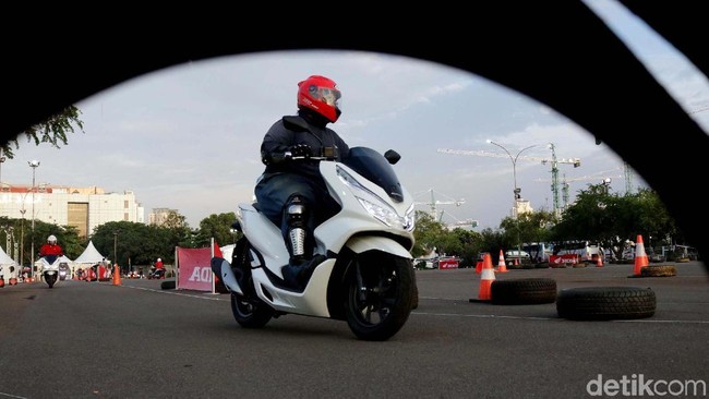 Ngacir dengan Honda PCX Buatan Sunter