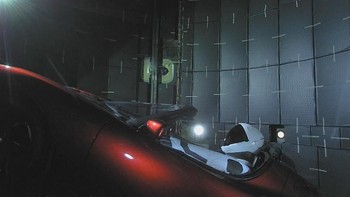 Ini adalah foto Starman dan Tesla Roadster ketika masih berada di bumi di dalam badan Falcon Heavy dan diluncurkan ke luar angkasa.Foto: Dok. Elon Musk