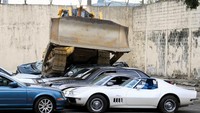 Mobil dihancurkan karena mobil tersebut merupakan mobil selundupan.