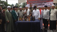Pemusnahan juga dihadiri Sekjen Forum Umat Islam (FUI) Al-Khaththath. Pemusnahan dilakukan di Mapolres Metro Jaktim, Jl Matraman Raya, Jakarta Timur, Rabu (7/2/2018).
