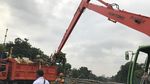Foto: Ekskavator Bersihkan Sampah dari Sungai Ciliwung