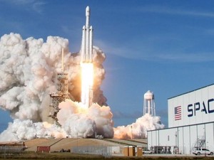 Falcon Heavy, Roket Terkuat Milik Elon Musk Berhasil Diluncurkan