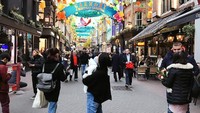 Setelah melahirkan anak pertama, Kim juga pernah traveling ke Carnaby Street di Inggris. Punya anak pertama bukan alasan untuk tidak traveling (@kimlimhl/Instagram)