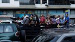 Mati Listrik di Caracas, Warga Terpaksa Jalan Kaki dan Naik Truk