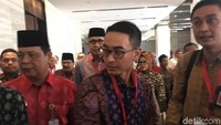 Zumi Zola lalu masuk ke ruang tunggu di Bidakara.