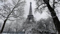 Banjir di Paris sudah surut, namun hujan salju melanda Paris. Begini penampakan Menara Eiffel yang tertutup salju. (Foto: REUTERS/Gonzalo Fuentes)