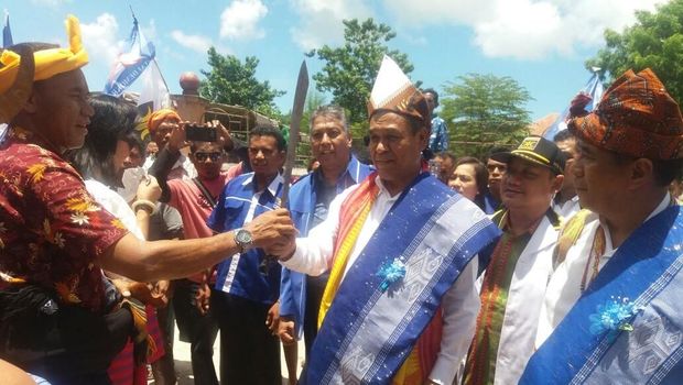 Mundur dari DPR, Benny K Harman Roadshow Sapa Warga di Sumba