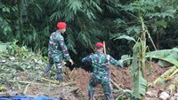 Pujiono juga mengaku senang bisa membantu menemukan tiga korban longsor di kawasan tersebut. Dia juga bangga bisa menjalankan perintah atasan untuk membantu proses evakuasi korban.