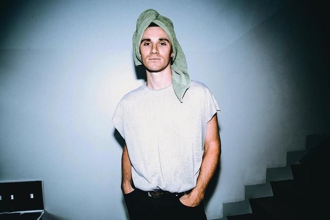 Mengenakan handuk berwarna hijau yang diletakkan di kepala, pemilik akun Instagram @chriscoasts memamerkan posenya. Foto: Instagram