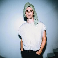 Mengenakan handuk berwarna hijau yang diletakkan di kepala, pemilik akun Instagram @chriscoasts memamerkan posenya. Foto: Instagram