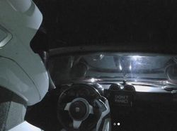 Elon Musk Jadi Admin SpaceX Selama Peluncuran Falcon Heavy