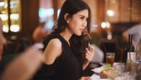Dengan balutan baju berwarna hitam, adik Raffi Ahmad ini terlihat sedang menikmati makanan. Foto: Instagram Syahnaz
