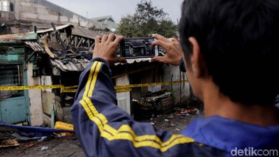 Ludes Terbakar, Rumah Ini Jadi Tontonan