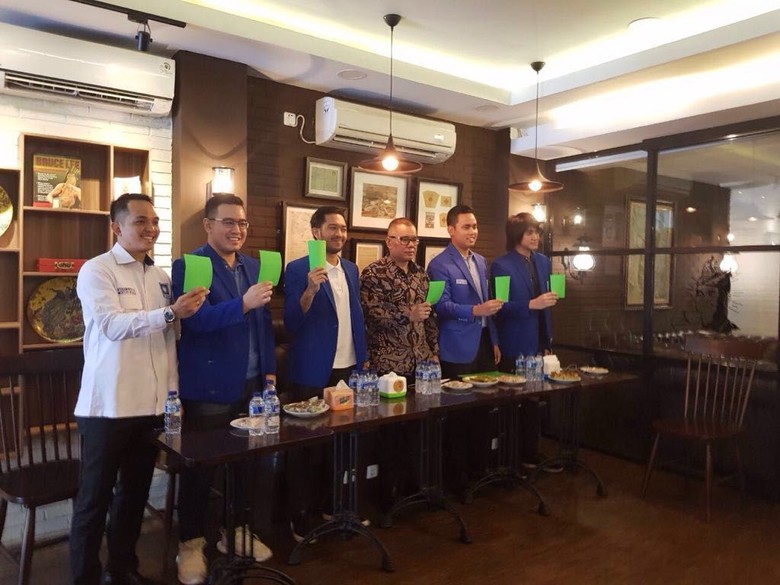 Ramai Kartu Kuning, Generasi Muda PAN Beri Kartu Hijau untuk Jokowi Ramai Kartu Kuning, Generasi Muda PAN Beri Kartu Hijau untuk Jokowi