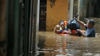Setelah sempat surut, banjir kembali merendam permukiman warga dengan ketinggian air mencapai sekitar 170 cm.