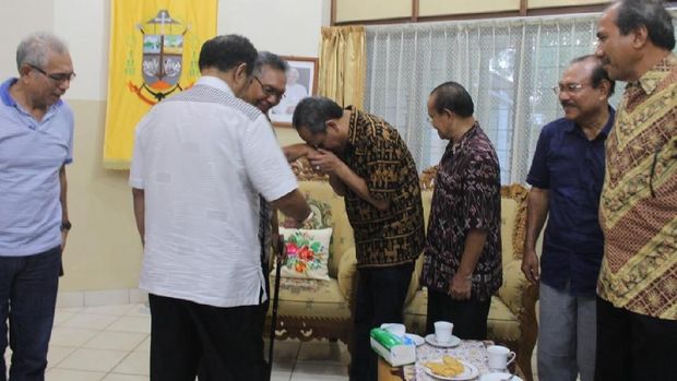 Mundur dari DPR, Benny K Harman Roadshow Sapa Warga di Sumba