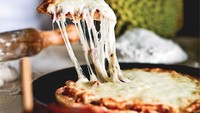 Jika bosan dengan pizza bertabur daging, menu yang ini bisa jadi alternatif. Pizza renyah diberi daging buah durian dan ditaburi keju mozarella. Kombinasi antara gaya kuliner barat dengaan cita rasa Asia. Foto: Four Seasons Durians