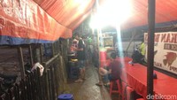 Sementara itu, makanan dibawa dengan berantai hingga ke pembeli.